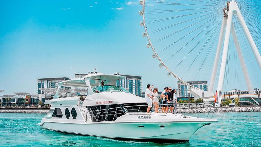 Embarcarse en un tour en yate con desayuno o barbacoa