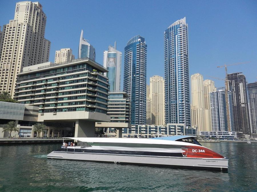 Navega en el Ferry dubai marina