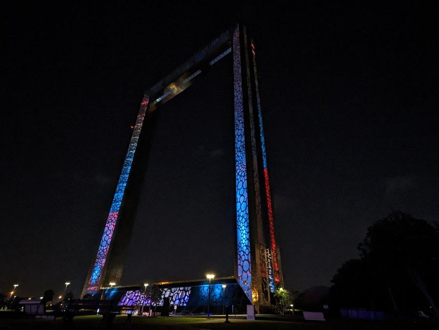 el Marco de dubai de noche