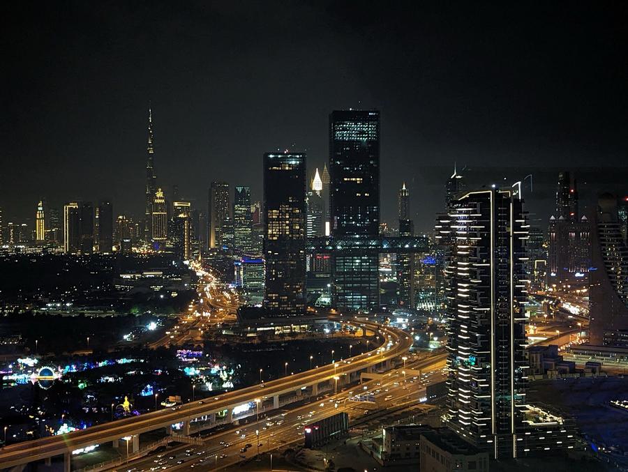 vistas nocturnas desde el marco de dubai