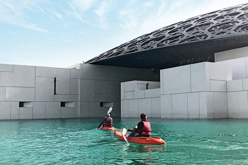 hacer kayak en el louvre en abu dhabi