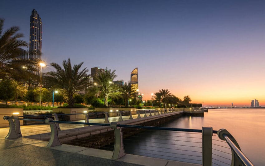 pasear por la corniche en abu dhabi